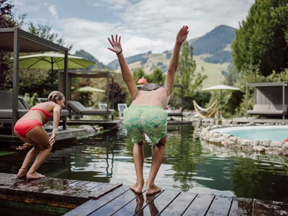 Familienhotel - Klassifizierung: 4 Sterne S - Königsleiten - Jump in den Schwimmteich - Familien- & Gartenhotel Theresia****S  