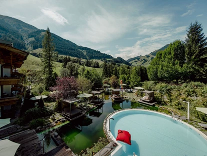 Familienhotel - Pools: Außenpool beheizt - Zell am See - Pool, Schwimmteich und Relaxinseln aus der Vogelperspektive - Familien- & Gartenhotel Theresia****S  