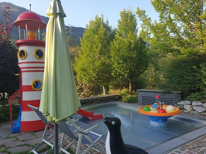 Familienhotel - Pools: Außenpool beheizt - St. Johann in Tirol - Kleinkinderpool, 35°C, mit Mini-Rutsche und Wasserspielen - Gartenhotel Theresia****S - DAS "Grüne" Familienhotel 