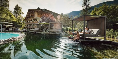 Familienhotel - Pools: Schwimmteich - PLZ 5761 (Österreich) - Relaxinseln am Schwimmteich - Gartenhotel Theresia****S - DAS "Grüne" Familienhotel 