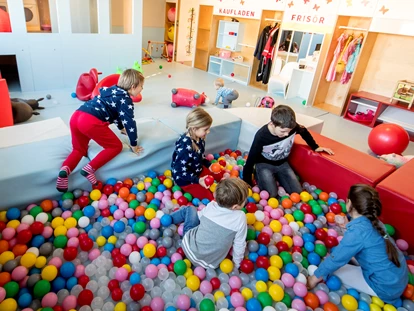 Familienhotel - Kinderbetreuung in Altersgruppen - Unterkremsbrücke - Action im Bällebad 
Baby Lounge - Hotel Felsenhof