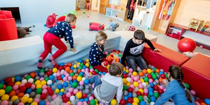 Familienhotel - Spielplatz - Action im Bällebad 
Baby Lounge - Hotel Felsenhof