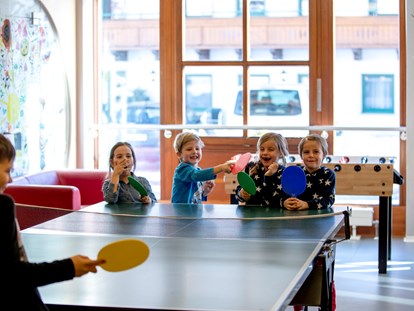 Familienhotel - Suiten mit extra Kinderzimmer - Tischtennis im Freizeitrau - Hotel Felsenhof