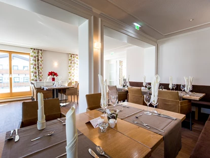 Familienhotel - Ausritte mit Pferden - Unterkremsbrücke - Restaurant - Sonnengarten - Hotel Felsenhof