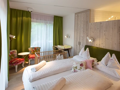 Familienhotel - Garten - Straßerberg - Doppelzimmer Aigenberg mit Babyausstattung - Hotel Felsenhof