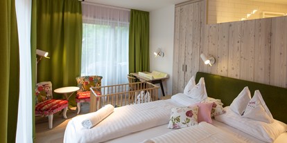 Familienhotel - Skikurs direkt beim Hotel - Doppelzimmer Aigenberg mit Babyausstattung - Hotel Felsenhof