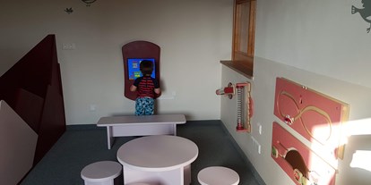 Familienhotel - Suiten mit extra Kinderzimmer - Spielecke im Restaurant - Hotel Felsenhof