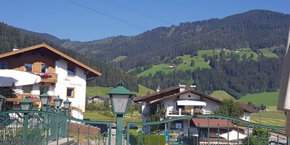 Familienhotel - Skikurs direkt beim Hotel - Blick von der Terrasse - Hotel Felsenhof