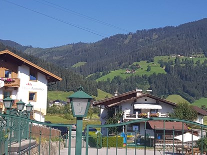 Familienhotel - Umgebungsschwerpunkt: Berg - Blick von der Terrasse - Hotel Felsenhof