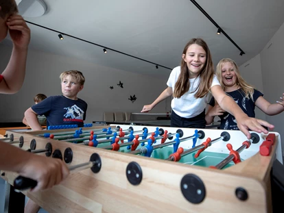 Familienhotel - Kinderbetreuung in Altersgruppen - Unterkremsbrücke - Tischfußball - lustige Action für die Kids - Hotel Felsenhof
