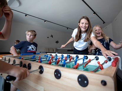 Familienhotel - Pools: Innenpool - Niederöblarn - Tischfußball - lustige Action für die Kids - Hotel Felsenhof