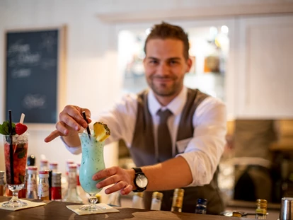 Familienhotel - Einen Cocktail an der Bar genießen - Hotel Felsenhof