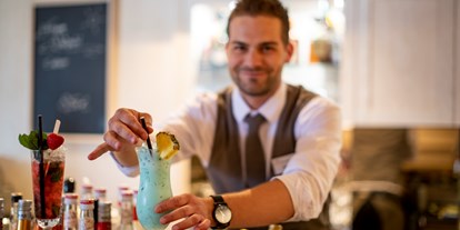 Familienhotel - Umgebungsschwerpunkt: Berg - Einen Cocktail an der Bar genießen - Hotel Felsenhof