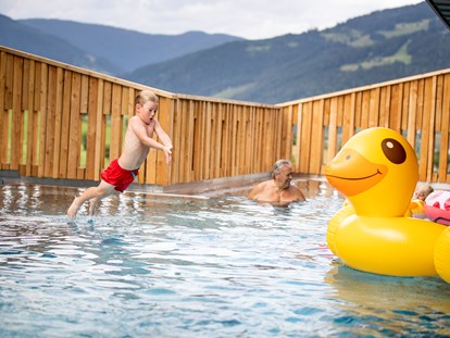 Familienhotel - Suiten mit extra Kinderzimmer - Österreich - Außenpool - ganzjähriger Badespaß - Hotel Felsenhof