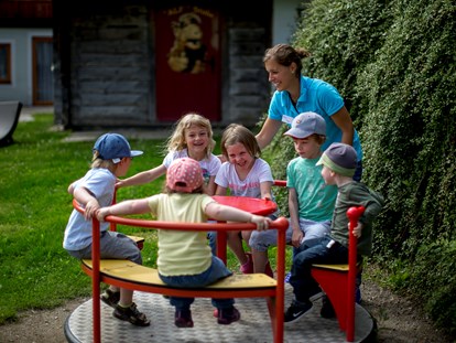 Familienhotel - Spielplatz - Kinderbetreuung ab 1 Jahr - Hotel Felsenhof
