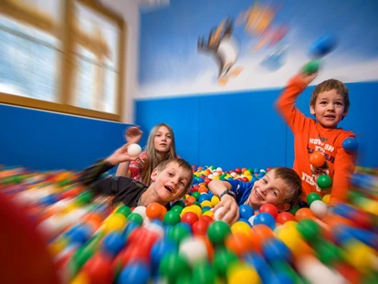 Familienhotel - Kinderbetreuung in Altersgruppen - Unterkremsbrücke - Spielbereich - Familotel Zauchenseehof