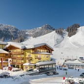 Kinderhotel - Das Familienhotel Zauchenseehof liegt direkt an der Piste uns somit am Einstieg von 760 Pistenkilometer Skivergnügen der Ski amadé - Familotel Zauchenseehof