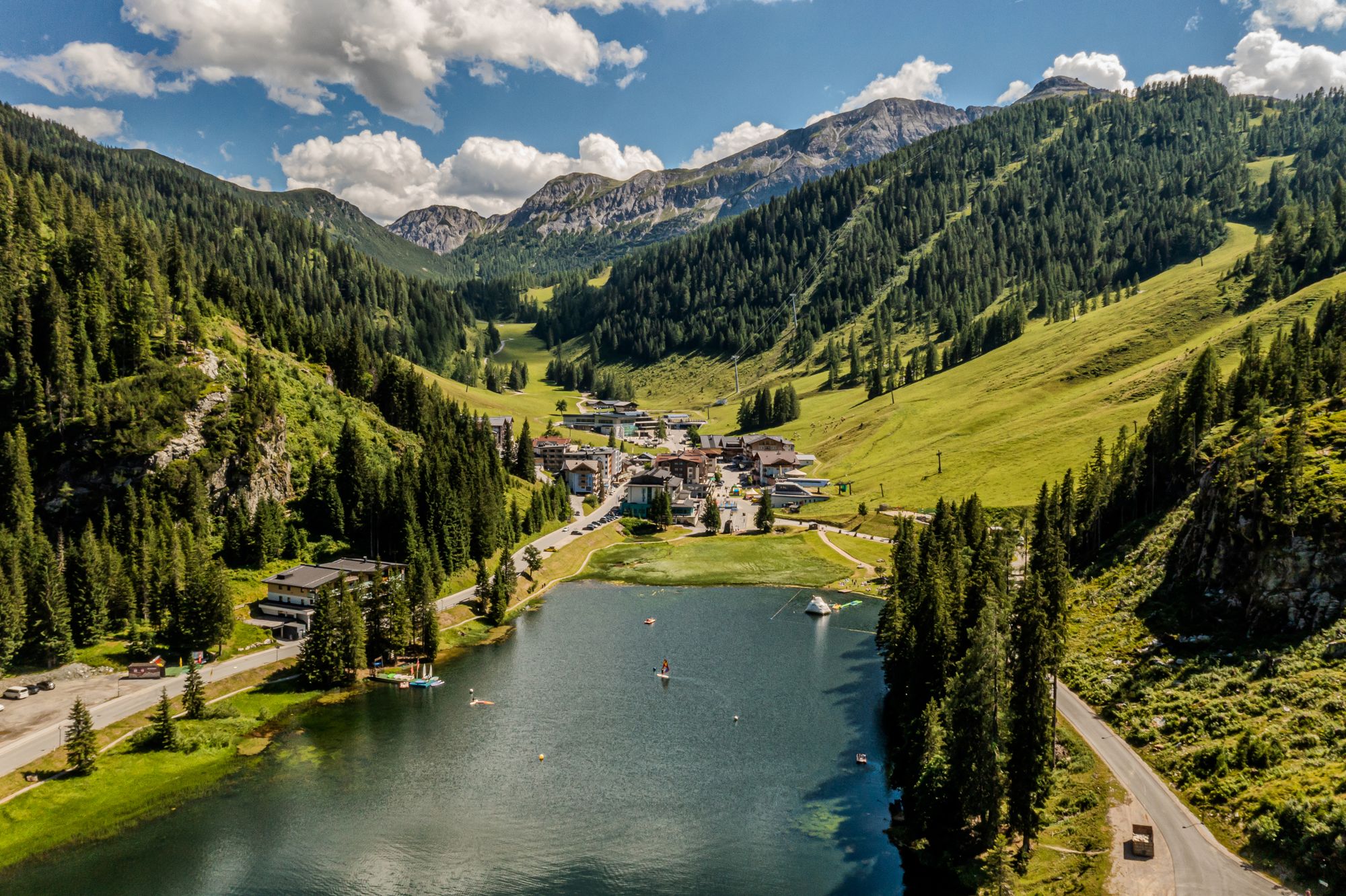 Kinderhotel - Der Zauchensee im Sommer mit Bergkulisse im Hintergrund - Familotel Zauchenseehof