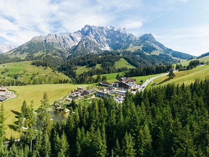 Familienhotel - Pools: Außenpool beheizt - St. Johann in Tirol - Außenaufnahme vom Übergossene Alm Resort - Übergossene Alm Resort
