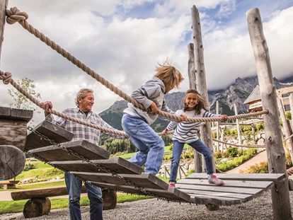 Familienhotel - Skilift - Kirchdorf in Tirol - Almspielplatz des Übergossene Alm Resort - Übergossene Alm Resort