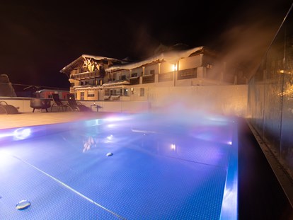 Familienhotel - Pools: Außenpool beheizt - Nauders - SKY Infinity Outdoorpool - Kinderhotel "Alpenresidenz Ballunspitze"