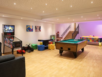 Familienhotel - Pools: Infinity Pool - Jugendraum - Kinderhotel "Alpenresidenz Ballunspitze"