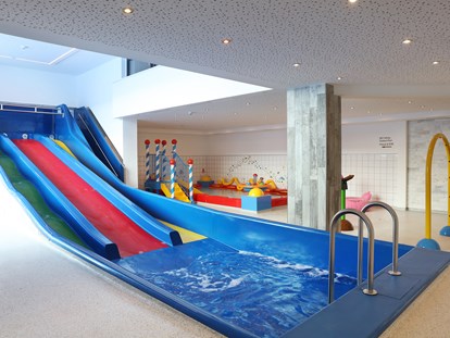 Familienhotel - Pools: Infinity Pool - Wasserrutschen - Kinderhotel "Alpenresidenz Ballunspitze"