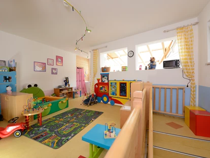 Familienhotel - Einzelzimmer mit Kinderbett - Hochkrumbach - Babyclub - Kinderhotel "Alpenresidenz Ballunspitze"