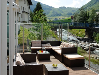 Familienhotel - Einzelzimmer mit Kinderbett - Hochkrumbach - Terrasse - Kinderhotel "Alpenresidenz Ballunspitze"