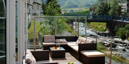 Familienhotel - Verpflegung: alkoholfreie Getränke ganztags inklusive - Arosa - Terrasse - Kinderhotel "Alpenresidenz Ballunspitze"