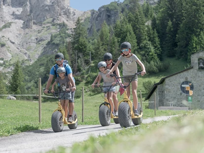 Familienhotel - Skikurs direkt beim Hotel - Flims Waldhaus - Roller zum Ausleihen - Gorfion Familotel Liechtenstein