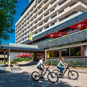 Familienhotel: Außenansicht Hotel mit Fahrrädern - AHORN Harz Hotel Braunlage