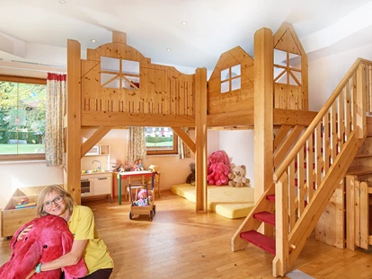 Familienhotel - Einzelzimmer mit Kinderbett - Unterkremsbrücke - Spielzimmer mit Fun Box und Kinderkino - Sonnberg Ferienanlage