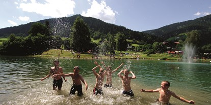 Familienhotel - Umgebungsschwerpunkt: am Land - PLZ 5330 (Österreich) - Badesee direkt an der Ferienanlage - Sonnberg Ferienanlage