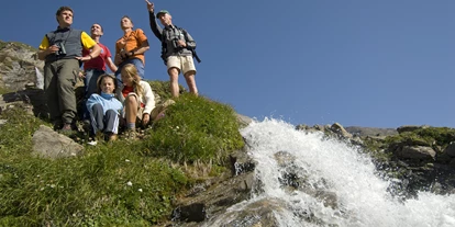 Familienhotel - Wandern zum kleinen Wasserfall - Ferienhotel Alber