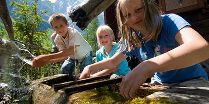 Familienhotel - WLAN - Österreich - Kinder am Brunnen - Ferienhotel Alber