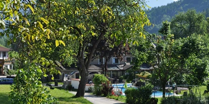 Familienhotel - Garten - Straßerberg - Idyllische Zufahrt zum Hotel - Ferienhotel Gut Enghagen