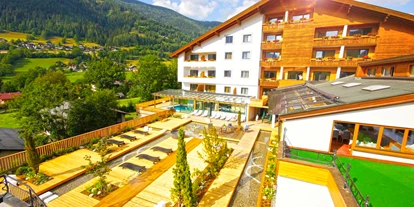 Familienhotel - Umgebungsschwerpunkt: Berg - Aich (Feldkirchen in Kärnten) - Hotel Außenansicht mit Wellnessterrasse - Hotel NockResort