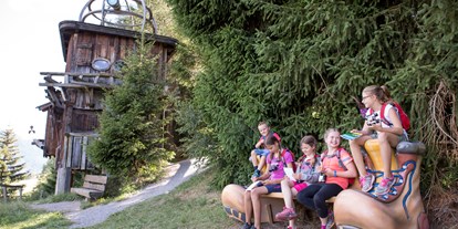 Familienhotel - Schwimmkurse im Hotel - Ried im Oberinntal - der Forscherpfad in Ladis - Kinderhotel Laderhof