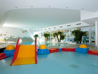 Familienhotel - Kinderbecken - Hallenbad mit Kinderbecken und kleiner Wasserrutsche - Kinderhotel Laderhof