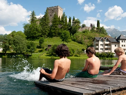 Familienhotel - Spielplatz - Hochkrumbach - direkt vor dem Hotel liegt der wunderschöne Burgweiher - Kinderhotel Laderhof