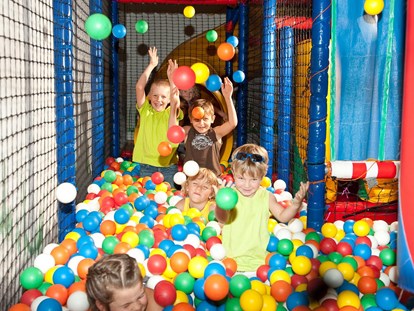 Familienhotel - Schwimmkurse im Hotel - Sölden (Sölden) - Action und Spaß bietet der Kids Club - Kinderhotel Laderhof