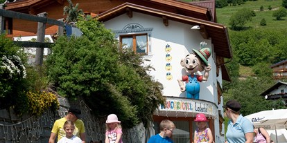 Familienhotel - Umgebungsschwerpunkt: See - PLZ 6458 (Österreich) - im Sommer gibt es täglich Pony reiten - Kinderhotel Laderhof