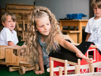 Familienhotel - Kinderbecken - beim Spielen entstehen Freundschaften - Kinderhotel Laderhof