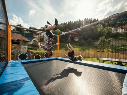 Familienhotel - Umgebungsschwerpunkt: am Land - Hochkrumbach - Action findet Ihr im trampolin - Kinderhotel Laderhof