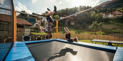 Familienhotel - Spielplatz - Tirol - Action findet Ihr im trampolin - Kinderhotel Laderhof