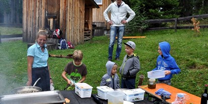 Familienhotel - Garten - PLZ 6553 (Österreich) - im Sommer wöchentlich Familienwanderung mit Traktorfahrt, Grillen und Geschichten hören - Kinderhotel Laderhof