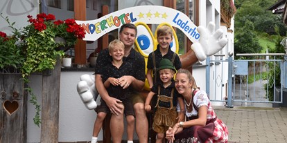 Familienhotel - Spielplatz - PLZ 6534 (Österreich) - Familie Ebner Claudia und David mit den 3 Jungs freuen sich auf Sie! - Kinderhotel Laderhof
