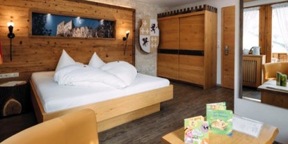 Familienhotel - Einzelzimmer mit Kinderbett - PLZ 6543 (Österreich) - Wohnbeispiel - Kinderhotel Laderhof