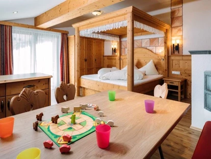 Familienhotel - Einzelzimmer mit Kinderbett - Hochkrumbach - Wohnbeispiel - Kinderhotel Laderhof